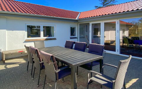 Justine - 600M from the Sea: Blauw, Struik, Verblijf, Groundcover, Tuin, Landgoed, Schaduw, Landscaping, Boerderij, Eco Hotel