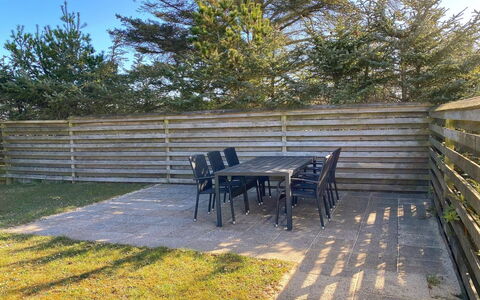 Justine - 600M from the Sea: Blauw, Struik, Verblijf, Groundcover, Tuin, Landgoed, Schaduw, Landscaping, Boerderij, Eco Hotel