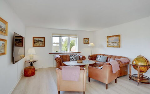 Bitta - 500M from the Sea: Meubilair, Interieur Ontwerp, Stoel, Flooring, Tafel, Toevlucht, Verdieping, Plafond, Kamer, Eco Hotel