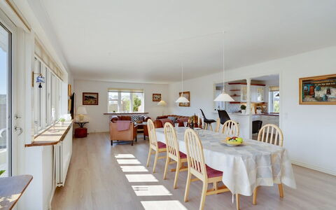 Bitta - 500M from the Sea: Meubilair, Interieur Ontwerp, Stoel, Flooring, Tafel, Toevlucht, Verdieping, Plafond, Kamer, Eco Hotel
