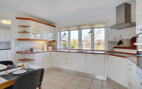Bitta - 500M from the Sea: Meubilair, Interieur Ontwerp, Stoel, Flooring, Tafel, Toevlucht, Verdieping, Plafond, Kamer, Eco Hotel