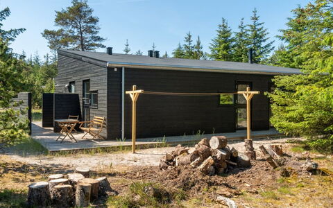 Gunnor - 1.3Km from the Sea: Meubilair, Interieur Ontwerp, Stoel, Flooring, Tafel, Toevlucht, Verdieping, Plafond, Kamer, Eco Hotel