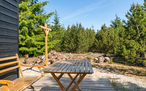 Gunnor - 1.3Km from the Sea: Meubilair, Interieur Ontwerp, Stoel, Flooring, Tafel, Toevlucht, Verdieping, Plafond, Kamer, Eco Hotel