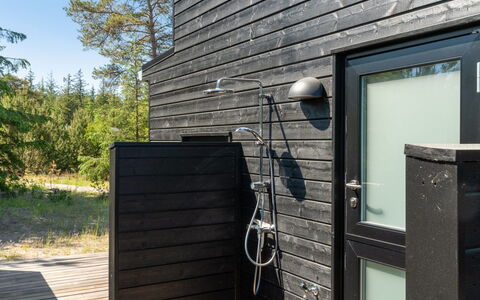 Gunnor - 1.3Km from the Sea: Meubilair, Interieur Ontwerp, Stoel, Flooring, Tafel, Toevlucht, Verdieping, Plafond, Kamer, Eco Hotel