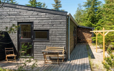 Gunnor - 1.3Km from the Sea: Meubilair, Interieur Ontwerp, Stoel, Flooring, Tafel, Toevlucht, Verdieping, Plafond, Kamer, Eco Hotel