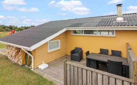 Adelbert - 400M from the Sea: Flooring, Muur, Verdieping, Interieur Ontwerp, Hout, Plafond, Houten Vloer, Verlichting, Meubilair, Laminaatvloer