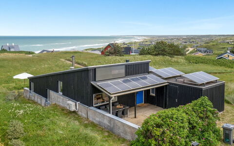 Mirjami - 95M from the Sea: Huis, Woongebied, Huis, Verblijf, Dak, Land Lot, Siding, Tuin, Landgoed, Gazon