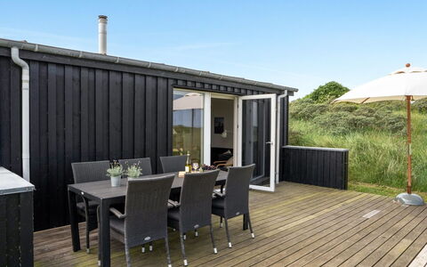 Mirjami - 95M from the Sea: Huis, Woongebied, Huis, Verblijf, Dak, Land Lot, Siding, Tuin, Landgoed, Gazon