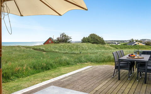 Mirjami - 95M from the Sea: Huis, Woongebied, Huis, Verblijf, Dak, Land Lot, Siding, Tuin, Landgoed, Gazon