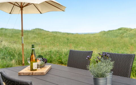 Mirjami - 95M from the Sea: Huis, Woongebied, Huis, Verblijf, Dak, Land Lot, Siding, Tuin, Landgoed, Gazon