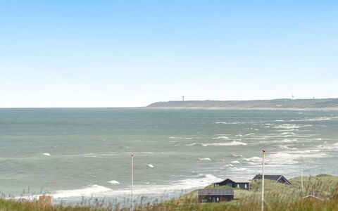 Mirjami - 95M from the Sea: Huis, Woongebied, Huis, Verblijf, Dak, Land Lot, Siding, Tuin, Landgoed, Gazon