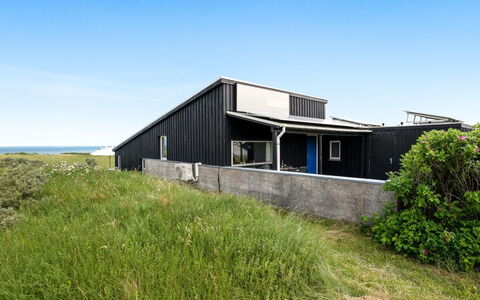 Mirjami - 95M from the Sea: Huis, Woongebied, Huis, Verblijf, Dak, Land Lot, Siding, Tuin, Landgoed, Gazon