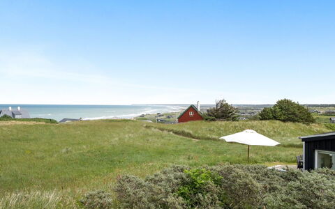 Mirjami - 95M from the Sea: Huis, Woongebied, Huis, Verblijf, Dak, Land Lot, Siding, Tuin, Landgoed, Gazon