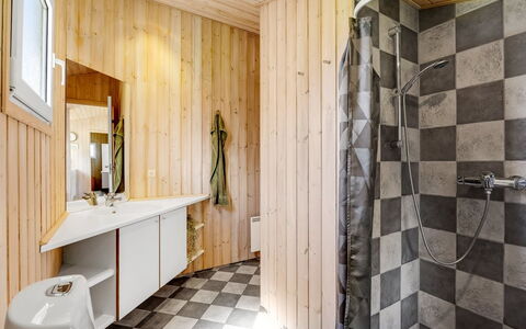 Ellen - 289M from the Sea: Flooring, Verdieping, Hout, Interieur Ontwerp, Loodgieterswerkinrichting, Plafond, Badkamer, Loodgieter, Kamer, Tegel