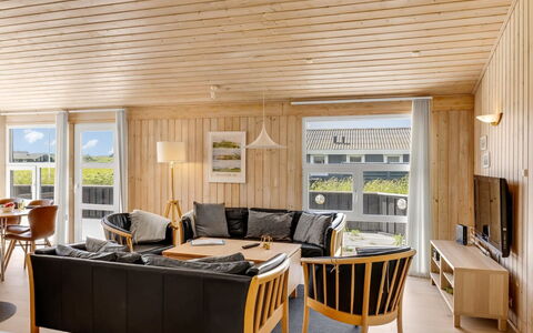 Ellen - 289M from the Sea: Meubilair, Interieur Ontwerp, Hout, Flooring, Plafond, Verdieping, Houten Vloer, Tafel, Kamer, Woonkamer