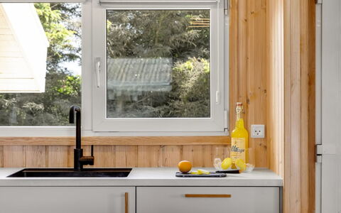 Ellen - 289M from the Sea: Hout, Interieur Ontwerp, Countertop, Loodgieterswerkinrichting, Keuken, Gootsteen, Huis, Kraan, Wastafel, Glas