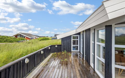 Ellen - 289M from the Sea: Hout, Architectuur, Huis, Verblijf, Helling, Plank, Hardwood, Siding, Veranda, Balkon