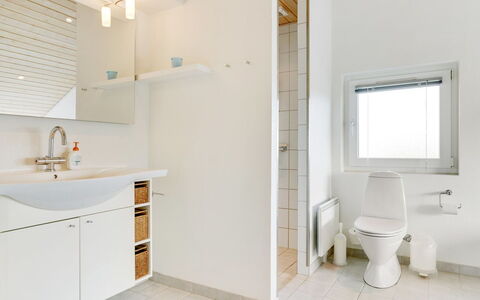 Iacobus - 400M from the Sea: Interieur Ontwerp, Flooring, Verdieping, Muur, Loodgieterswerkinrichting, Plafond, Badkamer, Hout, Wastafel In De Badkamer, Wastafel