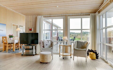 Iacobus - 400M from the Sea: Hout, Flooring, Interieur Ontwerp, Meubilair, Verdieping, Plafond, Houten Vloer, Huis, Woonkamer, Deur