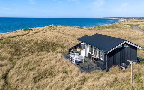 Stintje - 20M from the Sea: Gebouw, Huis, Venster, Huis, Dak, Woongebied, Struik, Verblijf, Land Lot