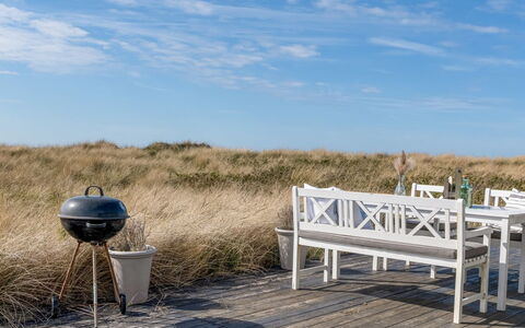 Stintje - 20M from the Sea: Gebouw, Huis, Venster, Huis, Dak, Woongebied, Struik, Verblijf, Land Lot