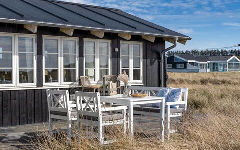 Stintje - 20M from the Sea: Gebouw, Huis, Venster, Huis, Dak, Woongebied, Struik, Verblijf, Land Lot