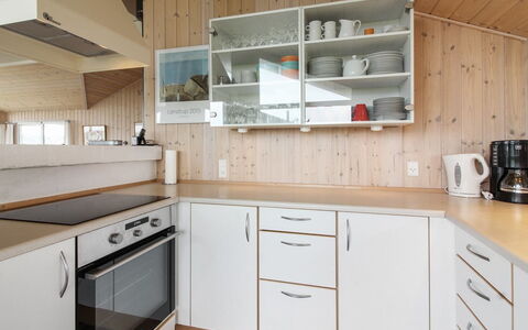 Fanija - 200M from the Sea: Keuken, Countertop, Interieur Ontwerp, Hout, Flooring, Cabinetry, Plafond, Meubilair, Verdieping, Toestel Van De Keuken