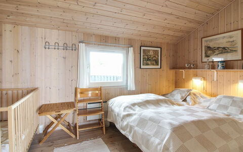 Fanija - 200M from the Sea: Slaapkamer, Bed, Hout, Meubilair, Laken, Bedding, Interieur Ontwerp, Plafond, Huis, Verdieping