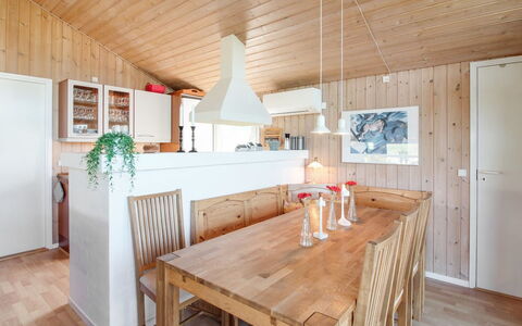Diderik - 300M from the Sea: Hout, Dak, Architectuur, Huis, Huis, Verblijf, Siding, Hardwood, Helling, Landgoed