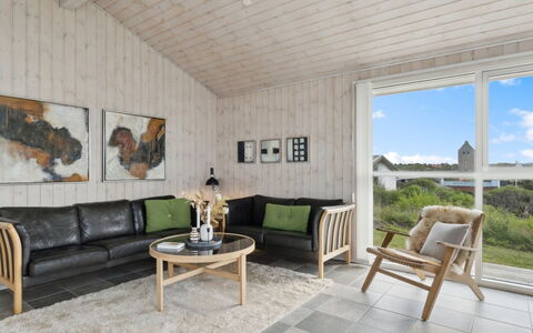 Ohto - 281M from the Sea: Hout, Flooring, Verdieping, Interieur Ontwerp, Meubilair, Huis, Woonkamer, Houten Vloer, Plafond, Bankstel