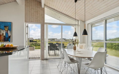 Ohto - 281M from the Sea: Plafond, Flooring, Keuken En Eettafel, Lichte Inrichting, Houten Vloer, Hardwood, Woonkamer, Stoel, Lamp