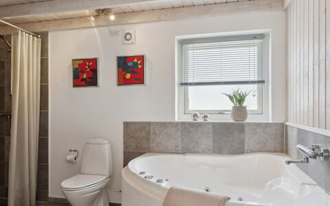 Ohto - 281M from the Sea: Loodgieterswerkinrichting, Badkamer, Flooring, Muur, Interieur Ontwerp, Verdieping, Plafond, Bad, Loodgieter, Kamer