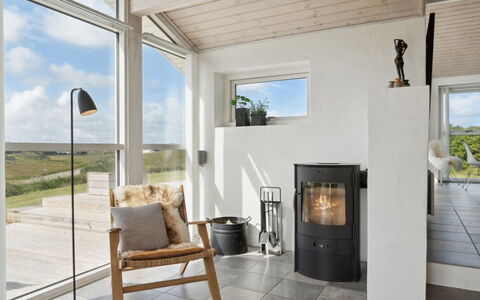 Ohto - 281M from the Sea: Houtkachel, Natuurlijk Materiaal, Haard, Stoel, Hardwood, Woonkamer, Koffietafel, Kamerplant, Houten Vloer