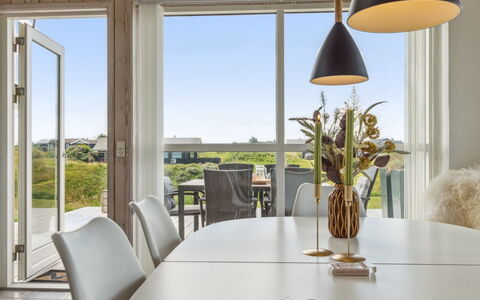 Ohto - 281M from the Sea: Meubilair, Interieur Ontwerp, Flooring, Stoel, Verdieping, Hout, Keuken En Eettafel, Eetkamer, Plafond, Tafel