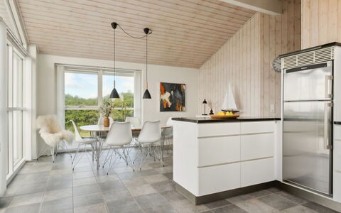 Ohto - 281M from the Sea: Flooring, Verdieping, Hout, Interieur Ontwerp, Keuken, Plafond, Meubilair, Houten Vloer, Countertop, Cabinetry