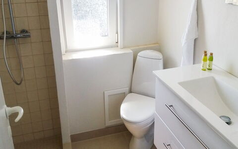 Gerlef - 382M from the Sea: Wc Bril, Badkamer, Toilet, Loodgieterswerkinrichting, Wastafel In De Badkamer, Flooring, Muur, Verdieping, Wastafel, Interieur Ontwerp