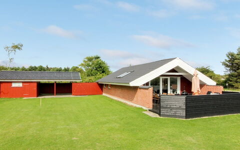 Halli - 700M from the Sea: Hout, Huis, Veranda, Dek, Hardwood, Dak, Beits, Houten Vloer, Eco Hotel