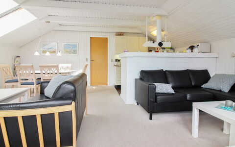 Halli - 700M from the Sea: Hout, Huis, Veranda, Dek, Hardwood, Dak, Beits, Houten Vloer, Eco Hotel