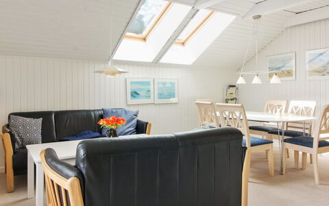 Halli - 700M from the Sea: Hout, Huis, Veranda, Dek, Hardwood, Dak, Beits, Houten Vloer, Eco Hotel