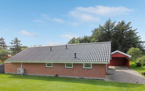 Halli - 700M from the Sea: Hout, Huis, Veranda, Dek, Hardwood, Dak, Beits, Houten Vloer, Eco Hotel