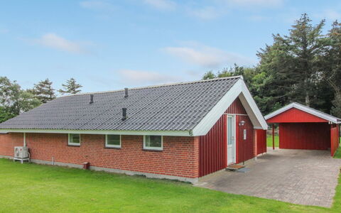 Halli - 700M from the Sea: Hout, Huis, Veranda, Dek, Hardwood, Dak, Beits, Houten Vloer, Eco Hotel