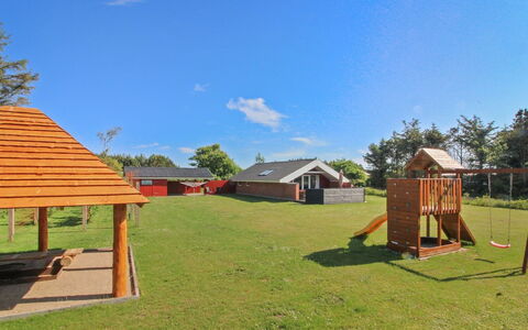 Halli - 700M from the Sea: Hout, Huis, Veranda, Dek, Hardwood, Dak, Beits, Houten Vloer, Eco Hotel