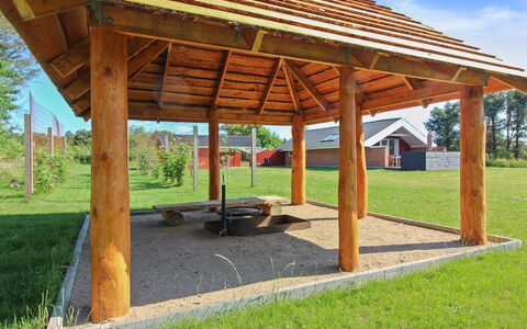 Halli - 700M from the Sea: Hout, Huis, Veranda, Dek, Hardwood, Dak, Beits, Houten Vloer, Eco Hotel