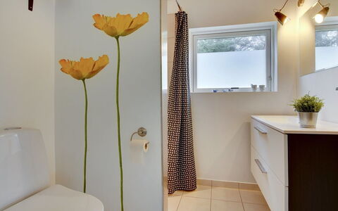 Aarthi - 637M from the Sea: Muur, Loodgieterswerkinrichting, Badkamer, Interieur Ontwerp, Flooring, Verdieping, Toilet, Wastafel In De Badkamer, Wc Bril, Loodgieter
