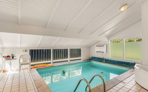 Franka - 950M from the Sea: Flooring, Verdieping, Plafond, Interieur Ontwerp, Meubilair, Toevlucht, Zwembad, Stoel, Hotel, Ontwerp