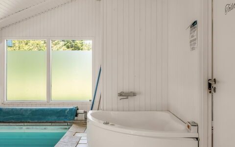 Franka - 950M from the Sea: Flooring, Verdieping, Interieur Ontwerp, Hout, Plafond, Loodgieterswerkinrichting, Bad, Samengesteld Materiaal, Kamer, Badkamer
