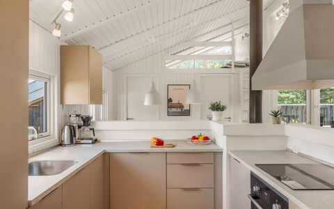 Franka - 950M from the Sea: Keuken, Countertop, Interieur Ontwerp, Meubilair, Cabinetry, Toestel Van De Keuken, Flooring, Lichte Inrichting, Plafond, Hout