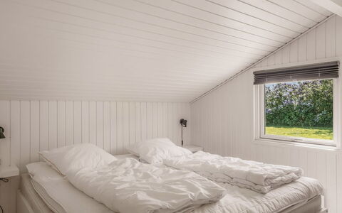 Franka - 950M from the Sea: Hout, Plafond, Slaapkamer, Verdieping, Interieur Ontwerp, Flooring, Bed, Bedding, Laken, Bed Frame