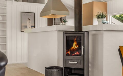 Franka - 950M from the Sea: Haard, Houtkachel, Hardwood, Beits, Woonkamer, Stoel, Vernis, Houten Vloer, Fireplace