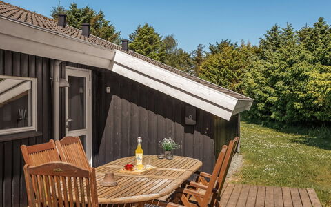 Franka - 950M from the Sea: Hout, Dak, Huis, Verblijf, Hardwood, Veranda, Siding, Beits, Plank, Deur